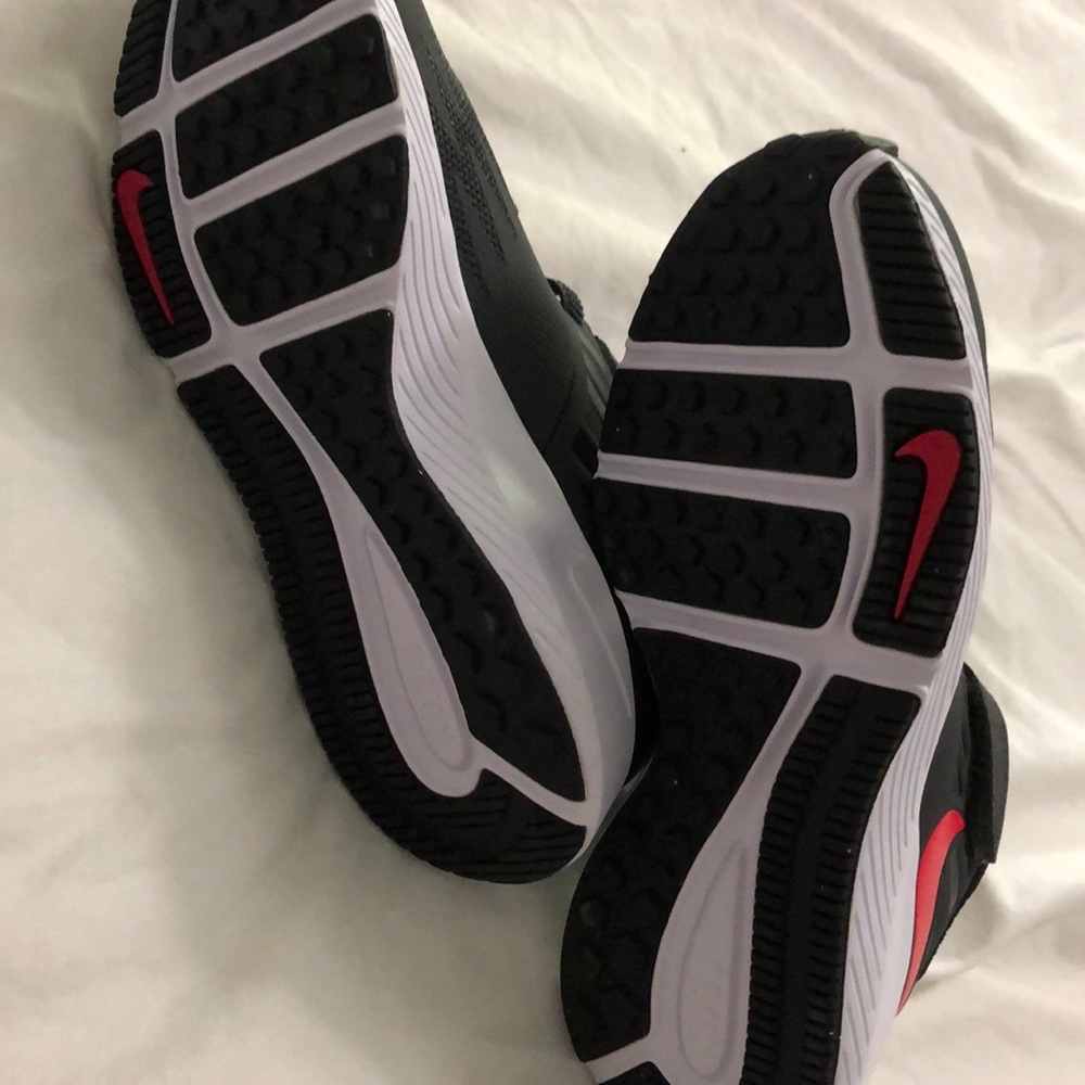 Boys Nike Sneakers - Picture 3 of 5